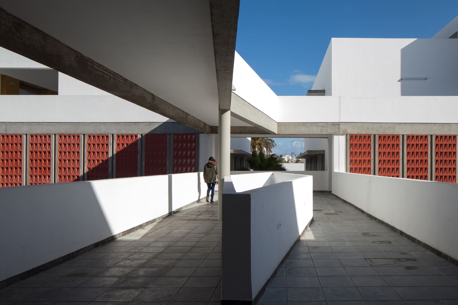 Read more about the article المجمع المدرسي في سوسة – voieoff architectes + Atelier osmose